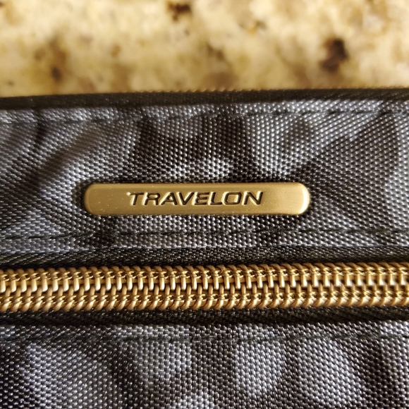 🆕🎁TRAVELON Black/Gray Animal Print Zip Wallet - Picture 2 of 5